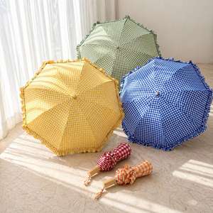 Paraguas de princesa OEM con logotipo personalizado, diseño de cuadros gingham, borde con volantes, mango largo con revestimiento de color madera, para sol y lluvia, regalo para mujeres y niñas - Product Image 1