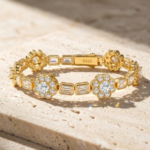 Bracelet en argent 925 pour femme avec moissanite, forme fleur, taille brillant rond, sertissage griffe, bijou de mariage classique, jonc - Product Image 2