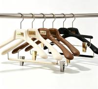 Cintre de luxe en résine aspect bois et acier inoxydable avec plaque nominative métallique personnalisée, barre/support à pantalons/attaches pour boutique, armoire, hôtel, vêtements