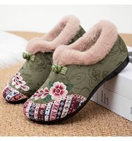Chaussures d'hiver pour femmes, nouvelles chaussures en coton, doublées et épaissies, chaussures brodées pour mères, chaussures décontractées, bottes en coton à enfiler