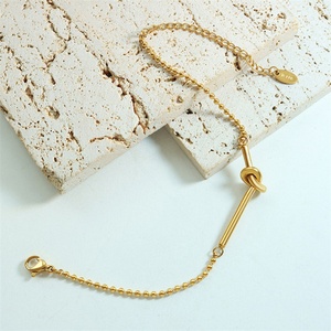 Pulsera de la Suerte Popular de Acero Inoxidable, Bañada en Oro, con Dije de Nudo, Joyería - Product Image 3