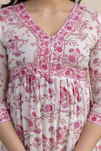Elegante Vestido Midi Kurti de Encaje con Cuello en V en Blanco y Rosa para Mujer, con Botones en el Escote, Mangas y Detalle de Ribete, Ropa Casual Elegante - Product Image 6