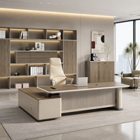 Bureau de direction en forme de L avec placard latéral en placage de bois pour projet de construction de bureaux