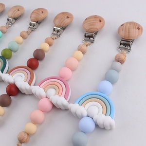 Catenella Portaciuccio in Silicone Alimentare Senza BPA con Clip in Legno di Faggio, Design Arcobaleno, Massaggiagengive per Neonati 0-12 Mesi - Product Image 4