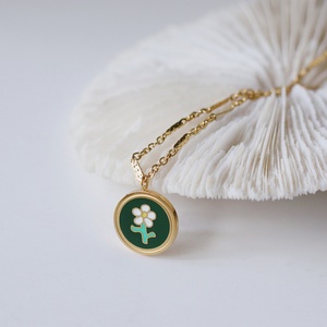 Collier personnalisé pour femme avec pendentif rond en acier inoxydable et fleur en émail vert, chaîne à maillons, idéal pour un anniversaire - Product Image 1