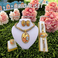 Parure de bijoux élégante pour femme, plaqué or épais, ornée de diamants, comprenant boucles d'oreilles, collier, bracelet et bague, idéale pour mariages et soirées