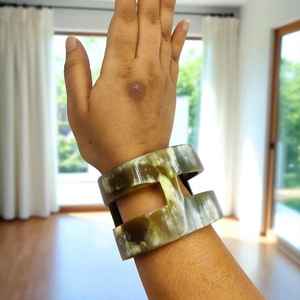 Brazaletes de cuerno de búfalo tallados a mano, artesanía natural, joyería étnica para mujer, accesorios artesanales, estilo tradicional elegante y para uso diario. - Product Image 2