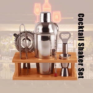 Juego de Coctelera de Acero Inoxidable de 6 Piezas y 550 ml con Colador, Jigger, Cuchara Mezcladora, Abridor y Soporte de Bambú - Product Image 2