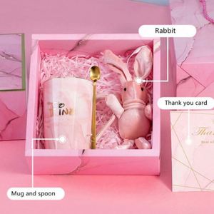 สินค้าขายดี แก้วเซรามิกสีชมพูทรงสูงสวยงาม พร้อมช้อน ตุ๊กตาหมี ผ้าขนหนู หรือกระต่ายสุดฮิต สำหรับของชำร่วยงานแต่งงานแบบกำหนดเอง - Product Image 1