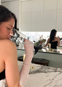 แก้วทรงสูงดีไซน์โบว์เก๋ไก๋ <span class=keywords><strong>ราคา</strong></span>พิเศษสำหรับสินค้ามาใหม่ แก้วไวน์ค็อกเทลขาสีดำทันสมัย ประดับโบว์วิบวับ เหมาะสำหรับเป็นของขวัญและใช้ในชีวิตประจำวัน - Product Image 2