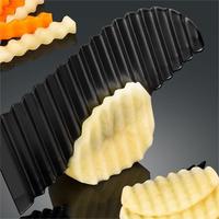 Zwart gecoate roestvrijstalen gegolfde crinkle cutter met antislip handvat, roestbestendig, duurzaam, gegolfde snijmes voor groenten en fruit