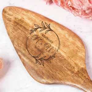 Ensemble de serveurs à gâteau de mariage rétro gravés sur mesure - Kit couteau et spatule en bois d'acacia - Trancheur à dessert pour anniversaires - Product Image 3