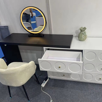 Coiffeuse d'angle moderne pour chambre à coucher avec miroir éclairé, commodes intégrées, design en L pour petit appartement, blanc massif