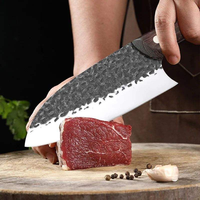 Un couteau à découper la viande de haute qualité, extrêmement tranchant, fabriqué en acier inoxydable, avec une poignée en bois, adapté à la cuisine