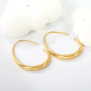 Nuevos Aretes de Moda Chapados en Oro, de Acero Inoxidable, con Diseño Irregular CC, Pequeños, con Perlas en Forma de Gota de Agua, Joyería, Aretes Huggies de Colores Mixtos - Product Image 2