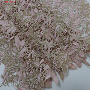 Fabrication en usine de tissu de dentelle de broderie de fleurs douces écologiques ligne d'or brillant couleur rose <span class=keywords><strong>oeillet</strong></span> personnalisé conception évidée - Product Image 1