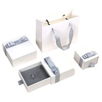Boîte à bijoux en carton rigide de luxe personnalisée avec logo en or, gaufrage, matériaux recyclés, finition mate, boîte cadeau