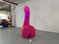 La mascotte gonflable en forme d'oiseau est utilisée pour la décoration sur le thème des animaux et les publicités dans les boîtes de nuit sur scène.