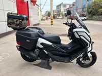 Nouvel Arrivage Maxi-Scooter 300cc Moteur Refroidi par Liquide Carrosserie Blanche/Noire Barres de Protection Valises Latérales Grand Top Case pour la Conduite sur Autoroute