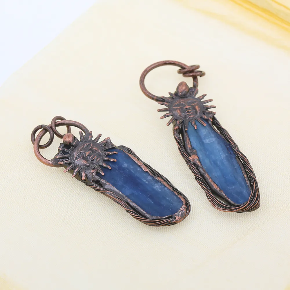 Wholesalebig Ruwe Blauwe Draad Wrap Edelsteen Kyanite Steen Ketting Hanger Met Antiek Messing Plating Zon Gezicht Sieraden Vinden