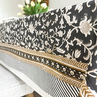 Nappe rectangulaire en coton à imprimé floral noir et blanc avec bordure rayée pour la décoration de la salle à manger