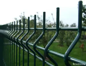 उच्च गुणवत्ता जस्ती स्टील धातु पीवीसी लेपित 3d V झुकने घुमावदार उद्यान खेत वेल्डेड तार मेष पैनल बाड़ लगाना