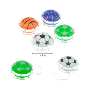 Vente en gros directe usine : Mini <span class=keywords><strong>yoyo</strong></span> en plastique, jouet de sport imprimé, <span class=keywords><strong>yoyo</strong></span> de tour de magie, <span class=keywords><strong>yoyo</strong></span> football et basketball pour cadeaux de fête d'enfants - Product Image 1