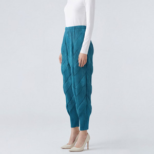 Pantaloni Casual da Donna a Carota Taglie Forti con Motivo a Foglie 3D, Pantaloni Harem Plissettati Architettonici, Pantaloni Plissettati Miyake - Product Image 5