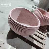 Jardinière UHPC surdimensionnée à nervures verticales, texture verticale stéréoscopique, design moderne et grandiose pour la décoration des stades, des places publiques et des grands espaces