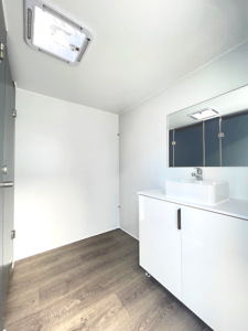 Unité de toilettes mobiles de 6 m avec toilettes à chasse d'eau et lavabo pour événements et chantiers - Product Image 5