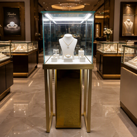 Vitrine de Luxe en Verre avec Cadre Doré Écologique et Éclairage LED pour Bijoux – Idéale pour Boutiques Haut de Gamme, Showrooms et Centres Commerciaux