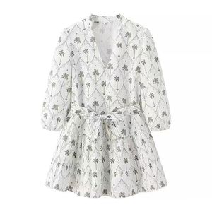 Vestido midi de mujer con cuello en V, estampado de calidad, manga corta abullonada, corte en A y cinturón. - Product Image 2