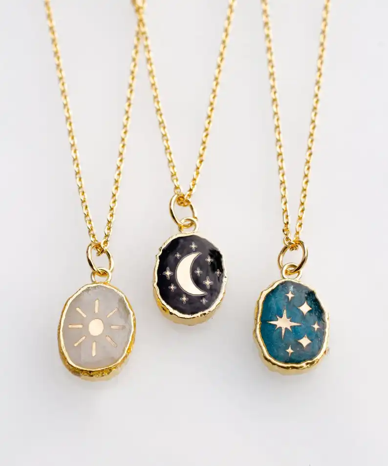 Hot Selling Celestial Crescent Halskette Vergoldete unregelmäßige Anhänger Emaille Sun Moon und Stars Halskette für Frauen