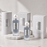 Flacons de parfum en verre cannelé à rayures verticales grande capacité 100 ml 200 ml avec bouchons sphériques en perles blanches et étiquettes argentées