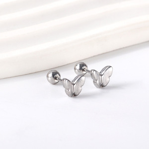 Pendientes de mariposa de aleación de zinc dorada, pendientes minimalistas de moda para mujer, diseño pequeño y exquisito - Product Image 2