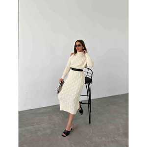 เดรสไหมพรมรัดเข็มขัด สีเบจ สไตล์ลำลอง คอเต่า แขนเว้า ความยาวปานกลาง - Product Image 5