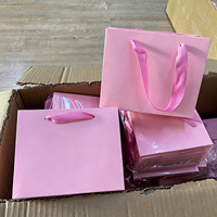 Sacs shopping en papier rose de luxe personnalisés avec votre propre logo pour l'emballage de cosmétiques et de vêtements