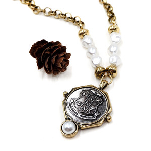 Collana con Pendente a Scudo dell'Alfa Sorority in Lega di Zinco Dorata Anticata con Perle Imitate e Catena - Regalo per Fidanzamento - Product Image 5