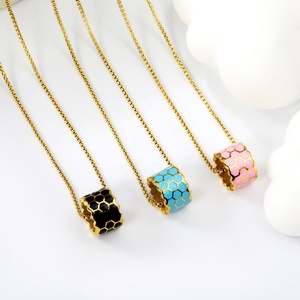 Collares de Moda al por Mayor con Diseño de Goteo de Aceite 2024, en Negro, Azul y Rosa, con Patrón de Tablero de Ajedrez y Panal, de Acero Inoxidable y Chapado en Oro de 18K - Product Image 3