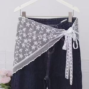Falda triangular blanca con encaje y capas de gasa, estilo coreano versátil, con pantalón corto incorporado. - Product Image 1