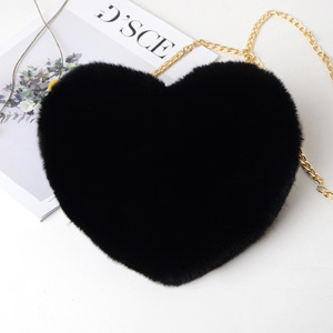 Meilleures ventes : Sacs messager élégants pour femme en fausse fourrure en forme de cœur avec <span class=keywords><strong>bandoulière</strong></span> chaîne – Collection Hiver - Product Image 2