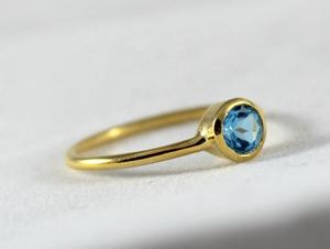 Anillo de Oro Amarillo de 14k con Topacio Azul Suizo Natural de 5mm, Redondo y Sólido, Fabricante de Joyería - Product Image 3