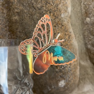 Tarjeta acrílica iridiscente con diseño de mariposa y miel para insertar en copas de vino, tarjeta de lugar personalizada con nombre para decoración de fiestas y banquetes. - Product Image 1