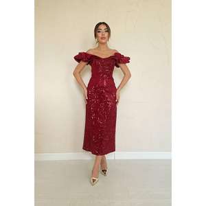 Robe de soirée fourreau bordeaux à sequins, épaules dénudées, taille naturelle, dos nu, en satin ajusté - Product Image 5