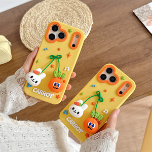 Custodia Protettiva in Silicone per iPhone 17 16 15 14 13 con Ciondolo Coniglio Carota Carino - Product Image 1