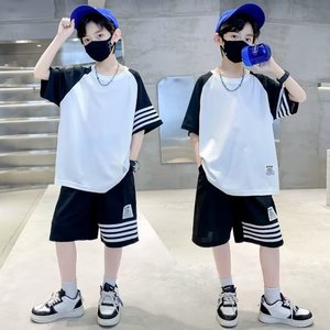 Completo Sportivo per Ragazzi, Camicia e Pantaloncini Eleganti Bianco e Nero con Dettagli a Righe, Perfetto per Ragazzi Attivi - Product Image 2