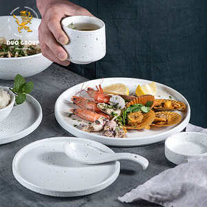 Assiettes de table en grès rugueux pour restaurant, bols à riz en céramique avec cuillère, vente en gros - Product Image 1