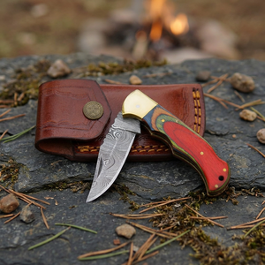 Couteau de combat pliant à lame Damas avec manche en bois gravé d'un aigle et étui en cuir - Qualité industrielle - Product Image 4