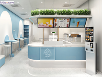 Comptoir de réception moderne et écologique personnalisé en blanc et bois avec vitrine à pâtisserie
