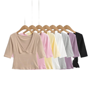 Camiseta Corta de Manga Corta con Cuello en V Profundo, Ajuste Regular, Ligera y Transpirable, de Spandex/Algodón, para Mujer, de Luxe Enterprises - Product Image 1